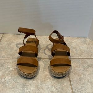 I’m selling soda sandals in color tan